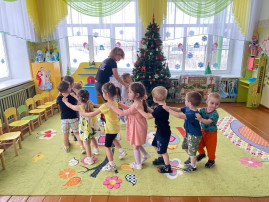 Прощание с новогодней ёлочкой Прощание с новогодней ёлочкой.