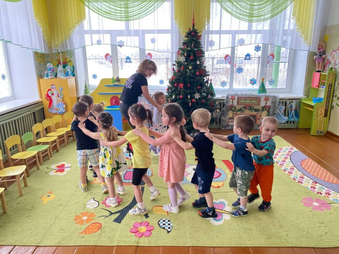 Прощание с новогодней ёлочкой Прощание с новогодней ёлочкой.