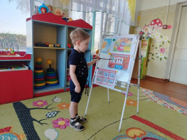 на фото изображён ребёнок, который знакомится с правилами пожарной безопасности на фото изображён ребёнок, который знакомится с правилами пожарной безопасности.